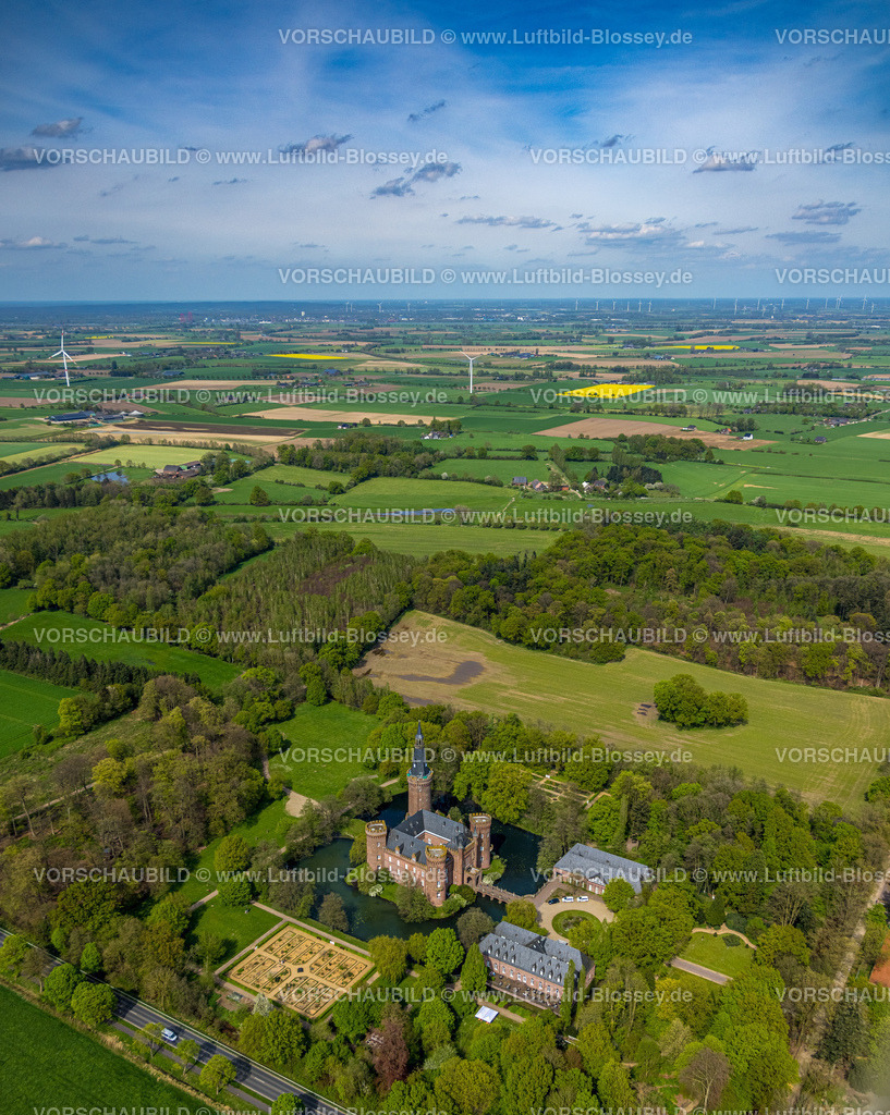 Bedburg-Hau240402467SchlossMoyland | Luftbild, Museum Schloss Moyland, neugotisches Wasserschloss und Schlosspark umgeben von Wiesen und Feldern und Wald, Ausflugsziel am Niederrhein, Moyland, Bedburg-Hau, Niederrhein, Nordrhein-Westfalen, Deutschland