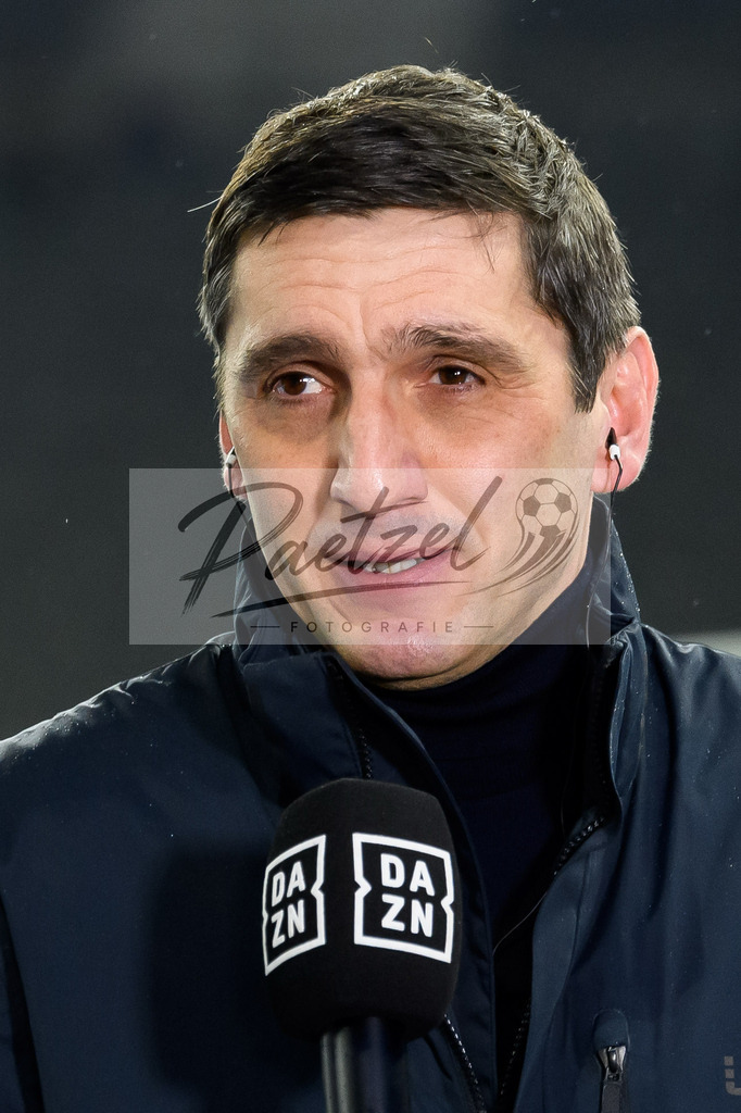 BSCRBL20220220_253 | Fussball, Herren: Trainer Tayfun Korkut (Hertha BSC) schaut bei dem Spiel der 1. Bundesliga zwischen Hertha BSC und RB Leipzig im Olypiastadion am 20.02.2022 in Berlin, Deutschland.DFB / DFL REGULATIONS PROHIBIT ANY USE OF PHOTOGRAPHS AS IMAGE SEQUENCES AND/OR QUASI-VIDEO. - Realisiert mit Pictrs.com