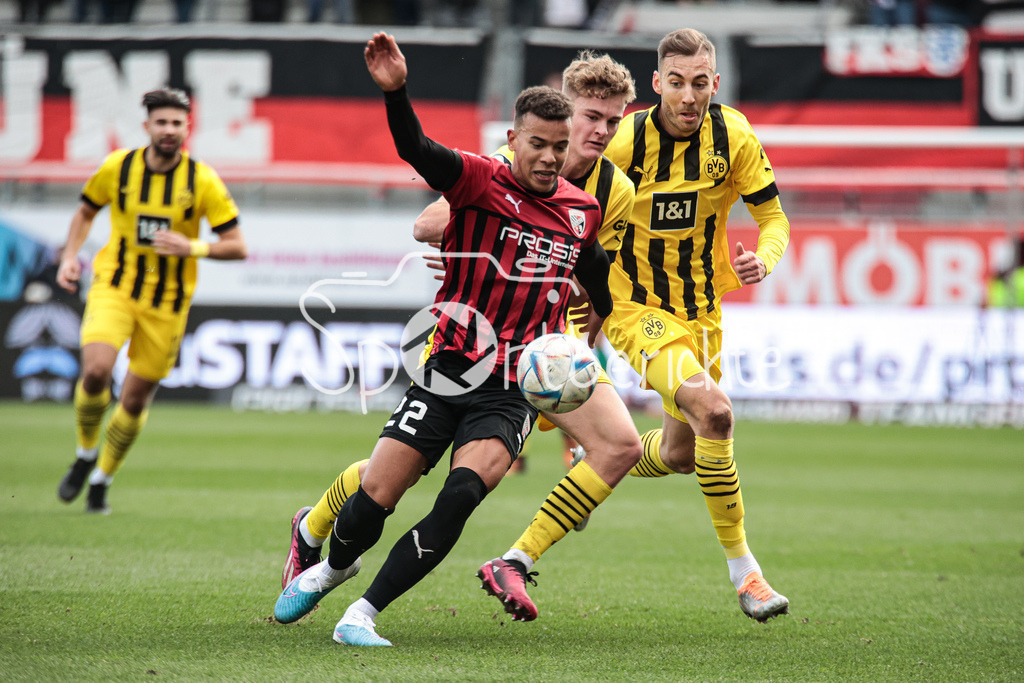 FC Ingolstadt - Borussia Dortmund Amateure | Marcel CORSTLY (FCI #22) im Duell mit Tom Alexander ROTHE (BVB #36)