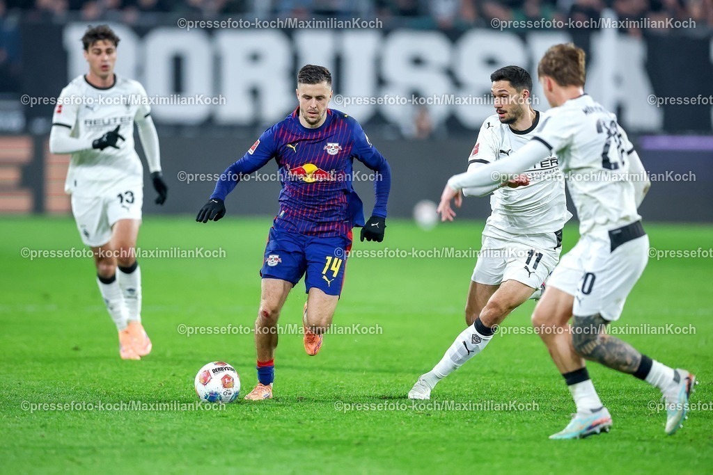 BMG28112501078 | 28.11.2025, Fußball, Borussia Mönchengladbach - RB Leipzig, 1. Fußball Bundesliga, 12.Spieltag, Borussia-Park, Saison 2025 2026: Christoph Baumgartner (RB Leipzig #14) im Zweikampf gegen  Tim Kleindienst (Borussia Mönchengladbach #11) und Luca Netz (Borussia Mönchengladbach #20) DFB regulations prohibit any use of photographs as image sequences and or quasi-video.