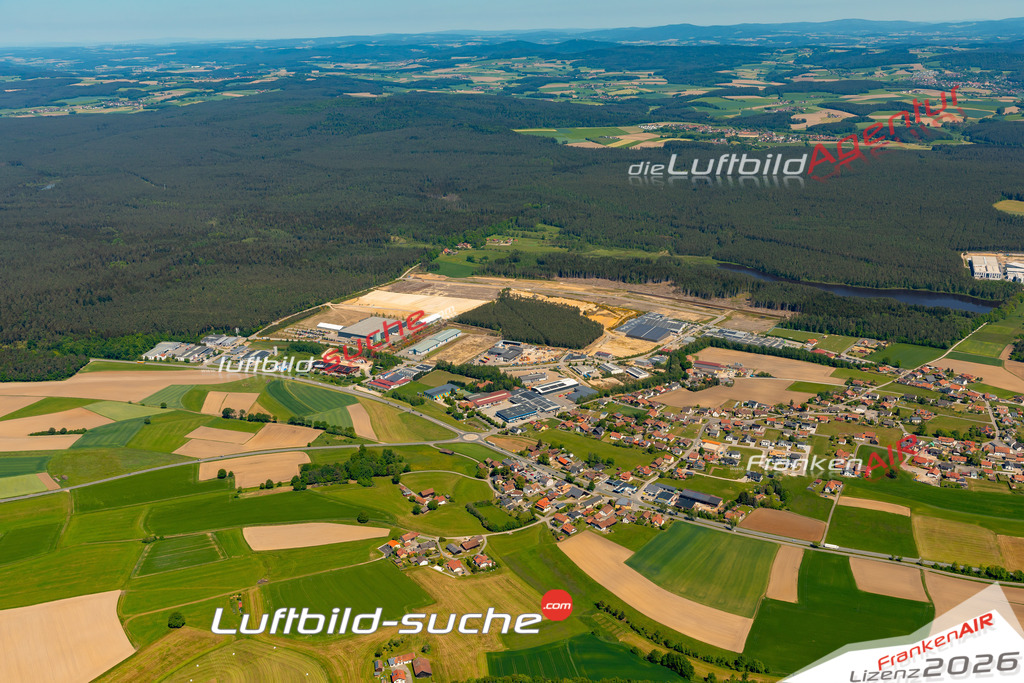 Das Luftbild zeigt : Mittelkreith Roding - Die Luftaufnahme wurde 2024 vom UL-Flugzeug aus erstellt ( keine Drohne ) - Hochauflösende Luftaufnahme - Für grossformatige Ausdrucke geeignet. Die Geschenkidee !Mit Lizenz und Bildrechte bestellbar