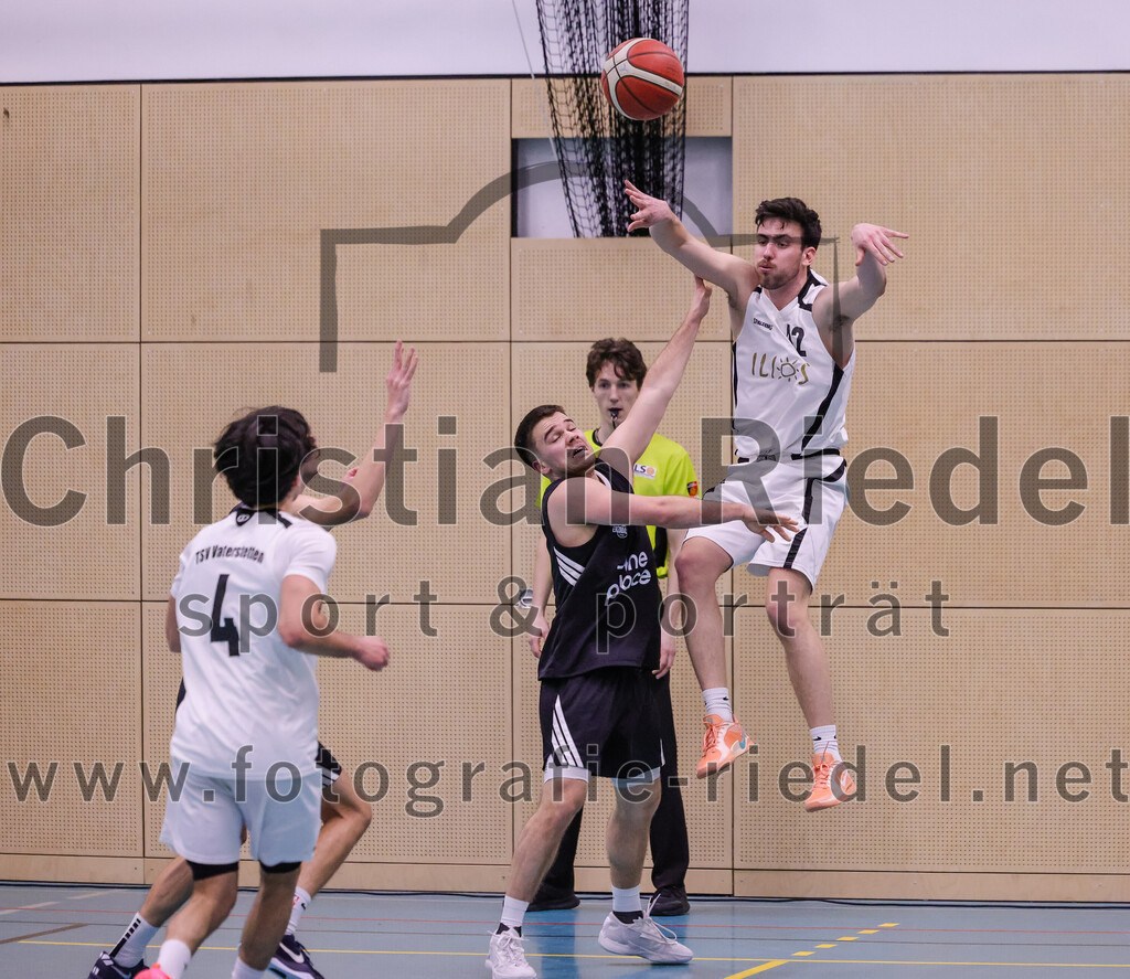 2026-01-31_094_TSV_Vaterstetten_gegen_TS_Herzogenaurach | Vaterstetten, Deutschland, 31.01.2026:Basketball, 2. Regionalliga Süd 2025 / 2026, 14. Spieltag, TSV Vaterstetten gegen TS Herzogenaurach, Endergebnis: 71:70Altay Öztürk (TSV Vaterstetten, #4), Maximilian Metzger (TSV Vaterstetten, #12)Foto: Christian Riedel / fotografie-riedel.net