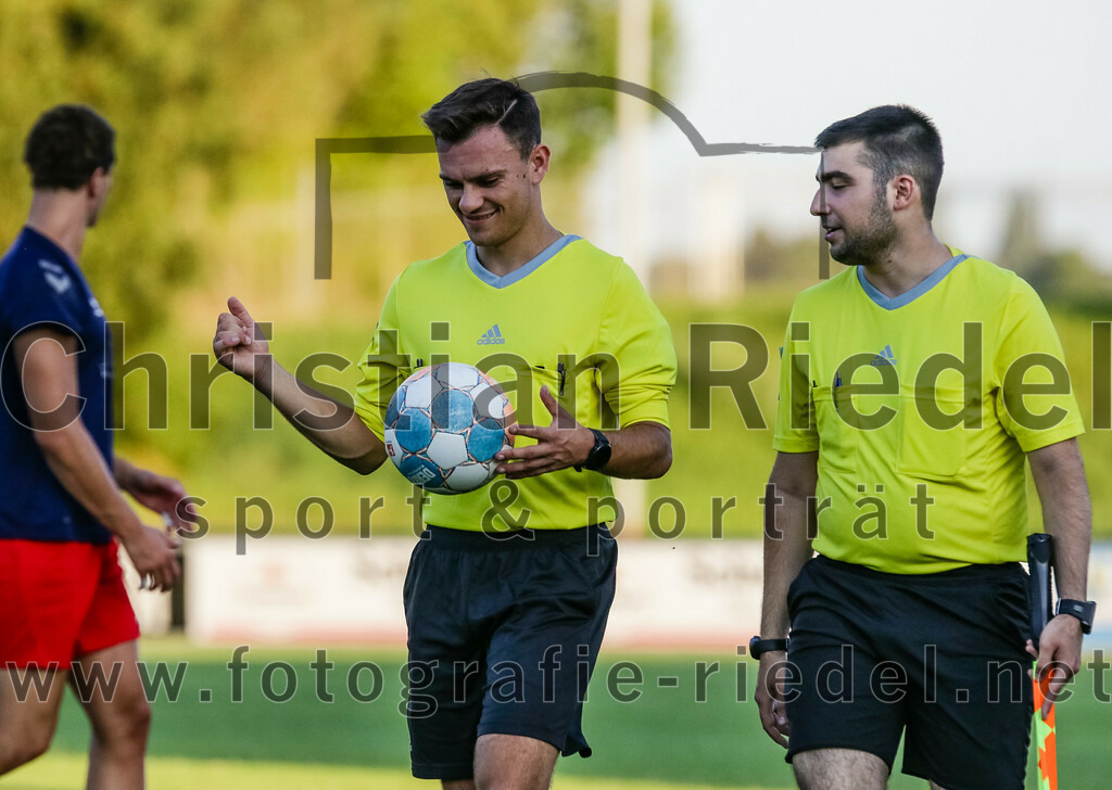 2023-07-14_130_FC_Langengeisling_gegen_FC_Velden-Eberspoint | Erding, Deutschland, 14.07.2023:
Fußball, Bezirksliga Oberbayern Ost 2023 / 2024, Testspiel, FC Langengeisling gegen FC Velden-Eberspoint, Endergebnis: 5:0

Schiedsrichter Julian Neumann

Foto: Christian Riedel / fotografie-riedel.net