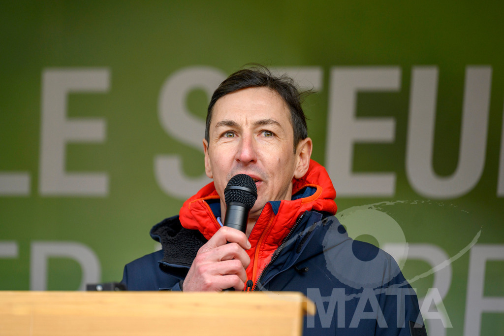 _DWA4474 | Kreisobmann Peter Höfler bei Bauerndemo gegen Agrarpolitik der Bundesregierung  auf dem Straße Obstmarkt und Hauptmarkt . Nürnberg, 08.01.2024 - Realisiert mit Pictrs.com
