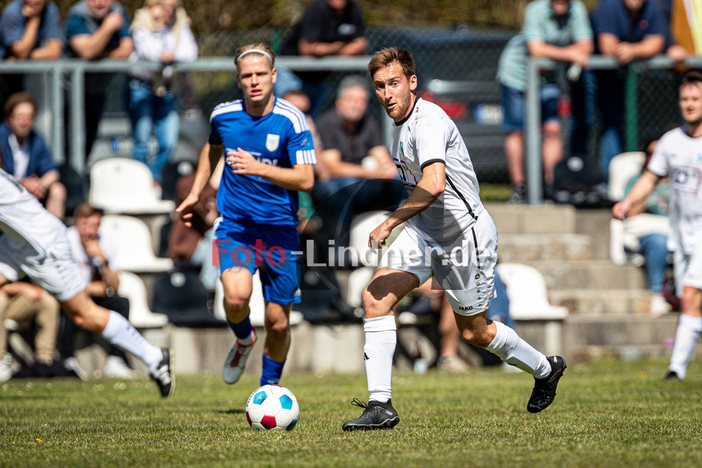 SG Hungerbach vs SV Eurasburg-Beuerberg | Meisterrunde Kreisklasse Gruppe C, SG Hungerbach vs SV Eurasburg-Beuerberg, 20240427,
Jonas LISTLE (SGH 10) in Aktion,
2024-04-27 in Oberhasuen (Sportplatz Oberhasuen)
10 Jonas LISTLE (SGH 10)
Copyright: WolfgangxLindner www.foto-lindner.de