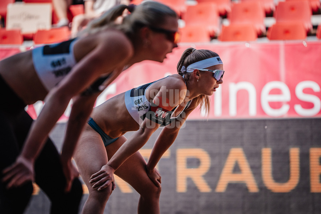 Beachvolleyball | Frauen | Allianz German Beach Tour 2025 | Tourstop Düsseldorf | 09.05.2025 | v.l. Emilie Olimstad und Sandra Ittlinger warten auf den Ball
