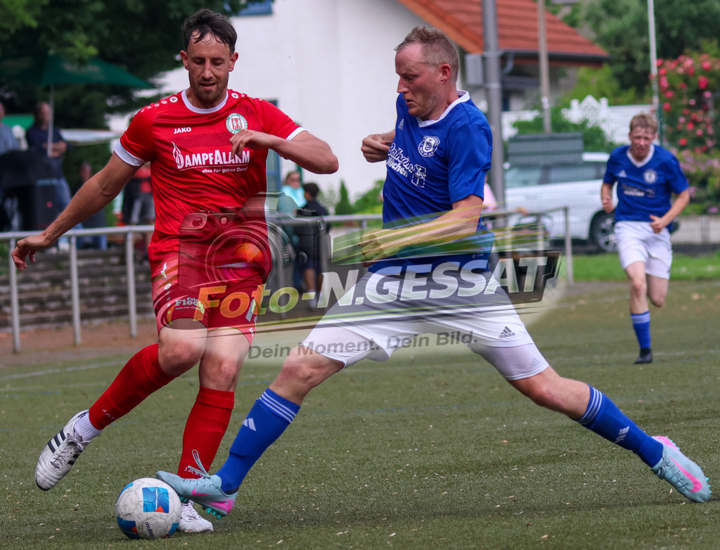 Bünder SV - TuS Bruchmühlen II | Auf dem Bild zu sehen: grün Bünder SV: Florian Schmale ; blau TuS Bruchmühlen II: Florian Finkemeier Bünder SV, TuS Bruchmühlen II, Saison 25/26, Kreisliga A, Bünde, Deutschland - Realisiert mit Pictrs.com