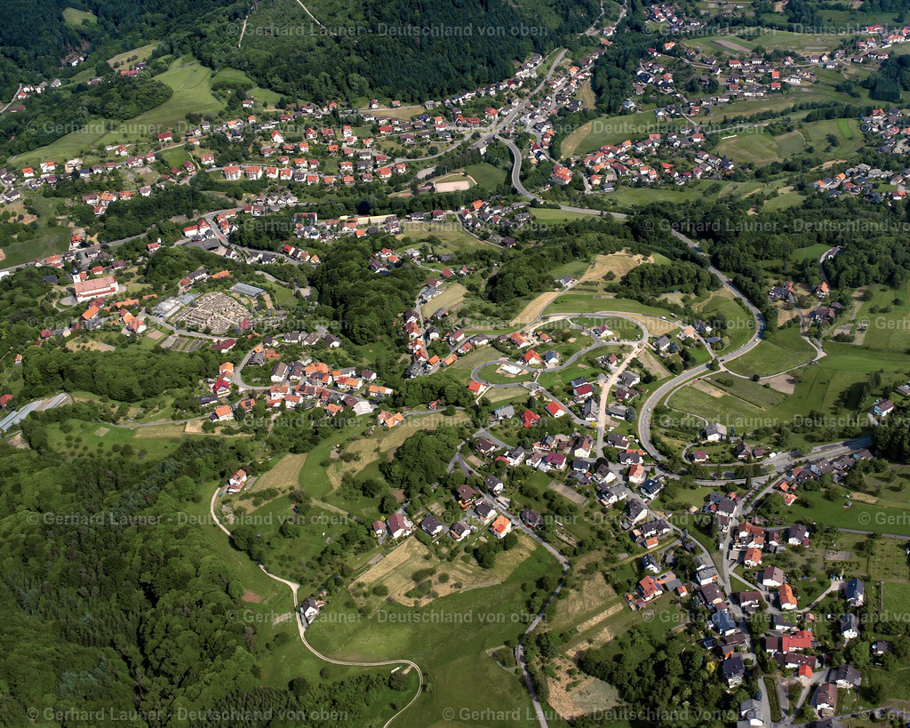 2526999 | BüHLERTAL 01.08.2005 Von Wald und Forstgebieten umgebener Ortskern der Straßen und Häuser und Wohngebiete in Bühlertal im Bundesland Baden-Württemberg, Deutschland // Surrounded by forest and forest areas center of the streets and houses and residential areas in Bühlertal in the state Baden-Wuerttemberg, Germany Foto: Gerhard Launer