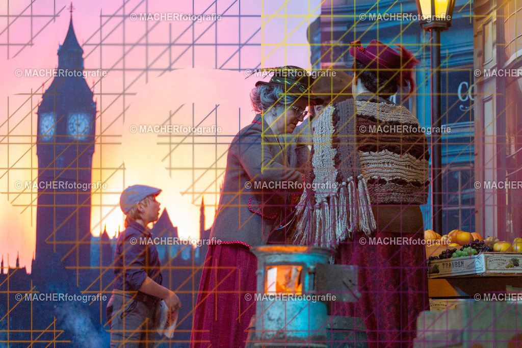 055_MFL-2025 | Portraitbilder von Regisseur; Darsteller; Techniker; Maske; Kostüme; Chor; Musiker; Bilderserie der Generalprobe und der Premierenvorstellung, Szenenbilder; Ausdrucksstudien; Bühnenüberblick; Bühnenkulissen; Pressefotos inkl. Redaktionsfoto Darstellergruppe.