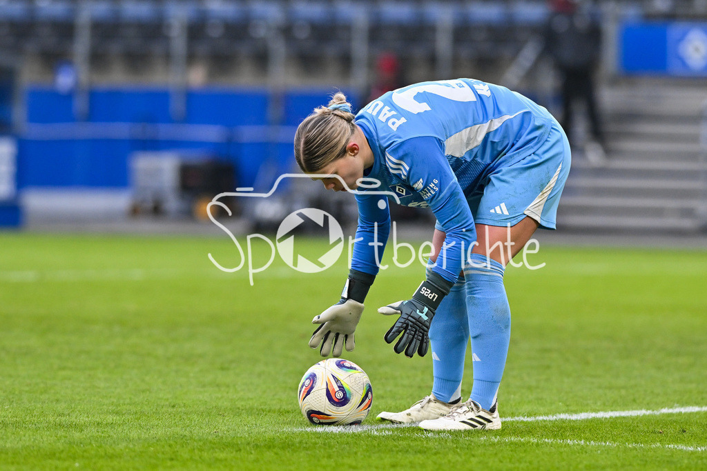 Hamburger SV - SC Freiburg | HAMBURG, GERMANY - 01. FEBRUARY: am Ball Lea PAULICK (Hamburger SV Frauen 25) / Einzelfoto / Freisteller während dem Match zwischen dem Hamburger SV und dem SC Freiburg am 16. Spieltag der Google Pixel Frauen-Bundesliga im Volksparkstadion