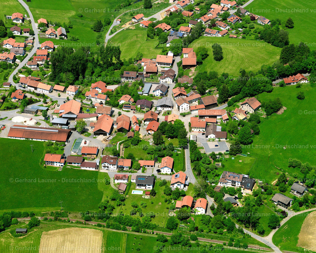 2724122 | SCHIEFWEG 19.05.2007 Landwirtschaftliche Nutzflächen und Feldgrenzen  umsäumen das Siedlungsgebiet des Dorfes in Schiefweg im Bundesland Bayern, Deutschland // Agricultural land and field boundaries surround the settlement area of the village  in Schiefweg in the state Bavaria, Germany Foto: Gerhard Launer