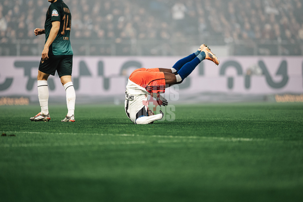 Fußball | Männer | Saison 2025/2026 | 1. Fußball-Bundesliga | 13. Spieltag | Hamburger SV vs. SV Werder Bremen | 07.12.2025 | Jean-Luc Dompe (#7, HSV) mit einem Purzelbaum nach seinem Schuss