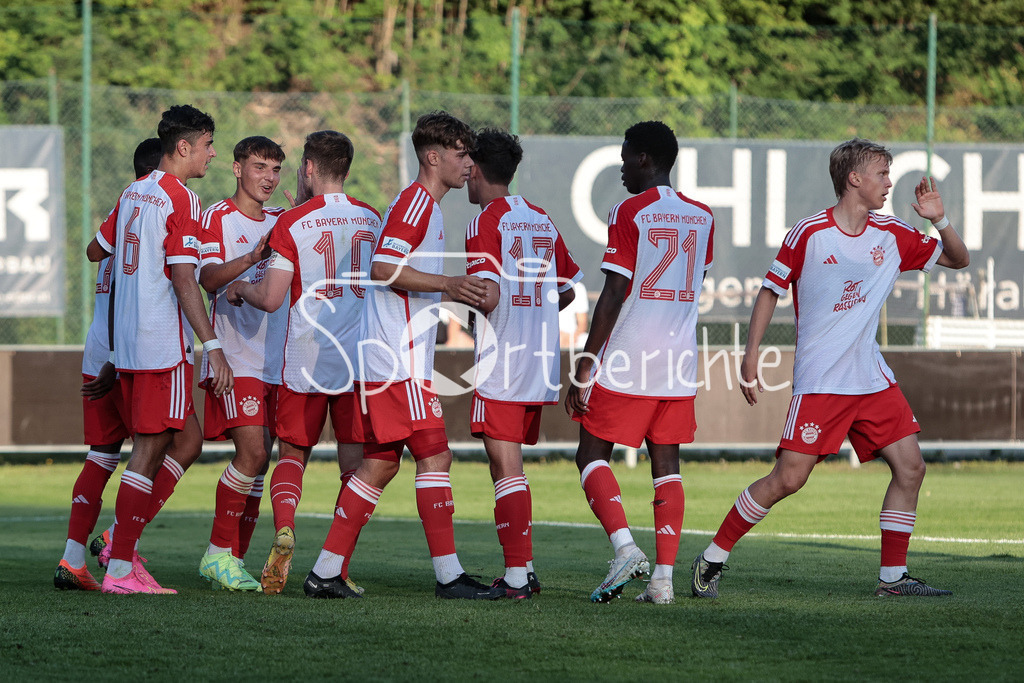FC Pinzgau Saalfelden - FC Bayern Amateure | Jubelnde Bayern Amateure nach dem Treffer zum 0-4 durch Timo KERN (FCB #10)