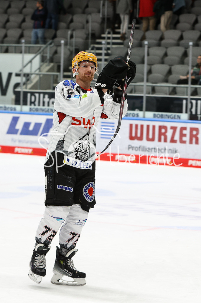 Augsburger Panther - Fischtown Pinguins Bremerhaven | Phillip BRUGGISSER (BHV #72) feiert nach dem Sieg in Augsburg mit den mitgereisten Fans