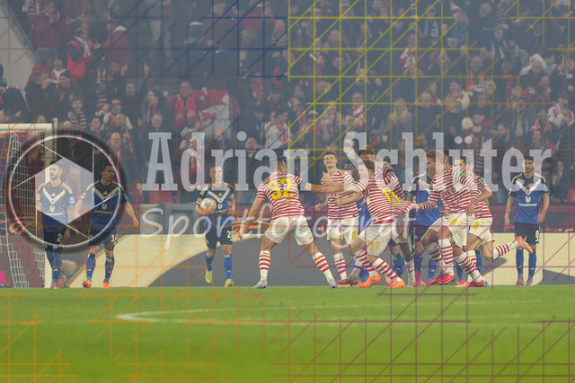 1. FC Köln vs Hamburger SV - 1. Bundesliga  | Köln, Deutschland, 02.11.25:   Florian Kainz (1. FC Köln) Torjubel, jubelt nach seinem Treffer zum 2 waehrend des Spiels der Bundesliga zwischen  1. FC Köln vs Hamburger SV in der RheinEnergieStadion(Foto von Brauer-Fotoagentur / Adrian Schlueter)