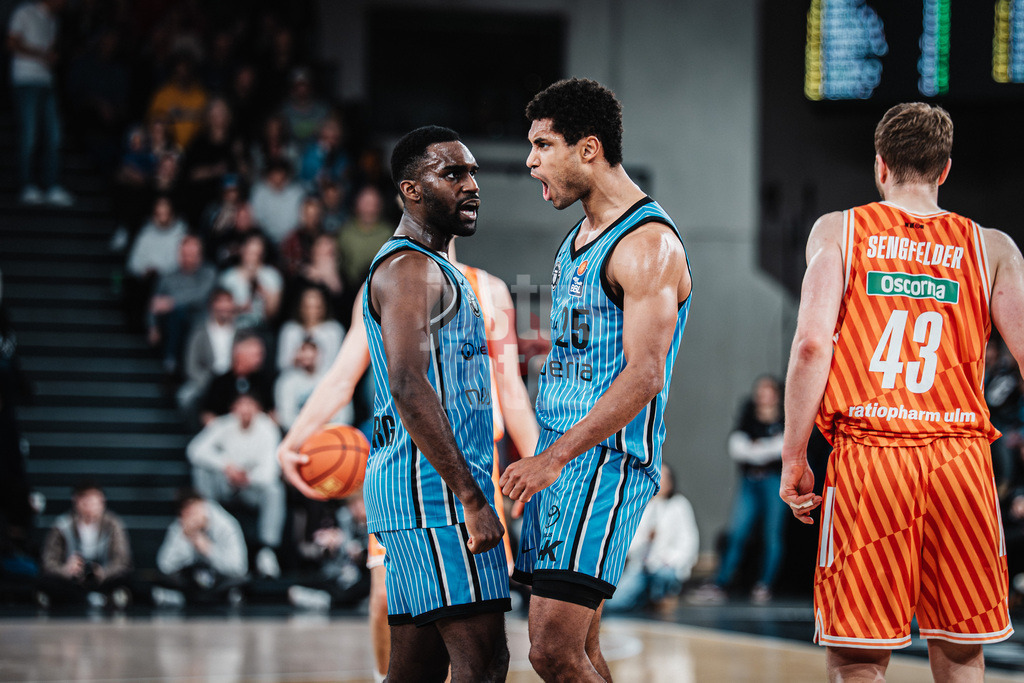Basketball | Männer | Saison 2025/2026 | easyCredit Basketball Bundesliga | Veolia Towers Hamburg vs. Ratiopharm Ulm | 18.01.2026 | Jubel v.l. Osaro Jürgen Rich (#3, Veolia Towers Hamburg) und Kenneth Ogbe (#25, Veolia Towers Hamburg)