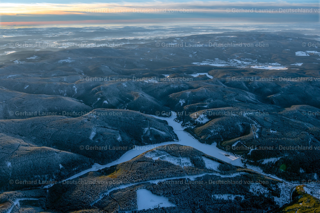 4045124 | LUISENTHAL 14.02.2021 Winterlich schneebedeckte Talsperren - Staudamm und Uferbereiche am Stausee der Ohratalsperre im Ortsteil Schwarzwald in Luisenthal im Bundesland Thüringen, Deutschland. Weiterführende Informationen bei: GWA Gesellschaft für Wasser- und Abwasserservice mbH,  Thüringer Fernwasserversorgung Anstalt des öffentlichen Rechts. // Wintry snowy dam and shore areas at the lake of Ohratalsperre in the district Schwarzwald in Luisenthal in the state Thuringia, Germany. Further information at: GWA Gesellschaft fuer Wasser- und Abwasserservice mbH,  Thueringer Fernwasserversorgung Anstalt des oeffentlichen Rechts. Foto: Gerhard Launer