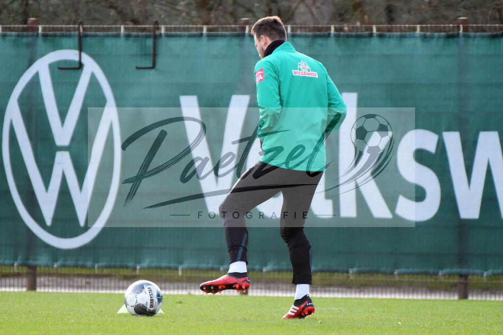 20200212_TRASVW_0008 | Fussball, Herren: Philipp Bargfrede (Werder Bremen) in Aktion, am Ball, Einzelaktion waehrend der Trainingseinheit des SV Werder Bremen auf dem wohninvest Weserstadion Trainingsplatz am 12.02.2020 in Bremen, Deutschland. - Realisiert mit Pictrs.com