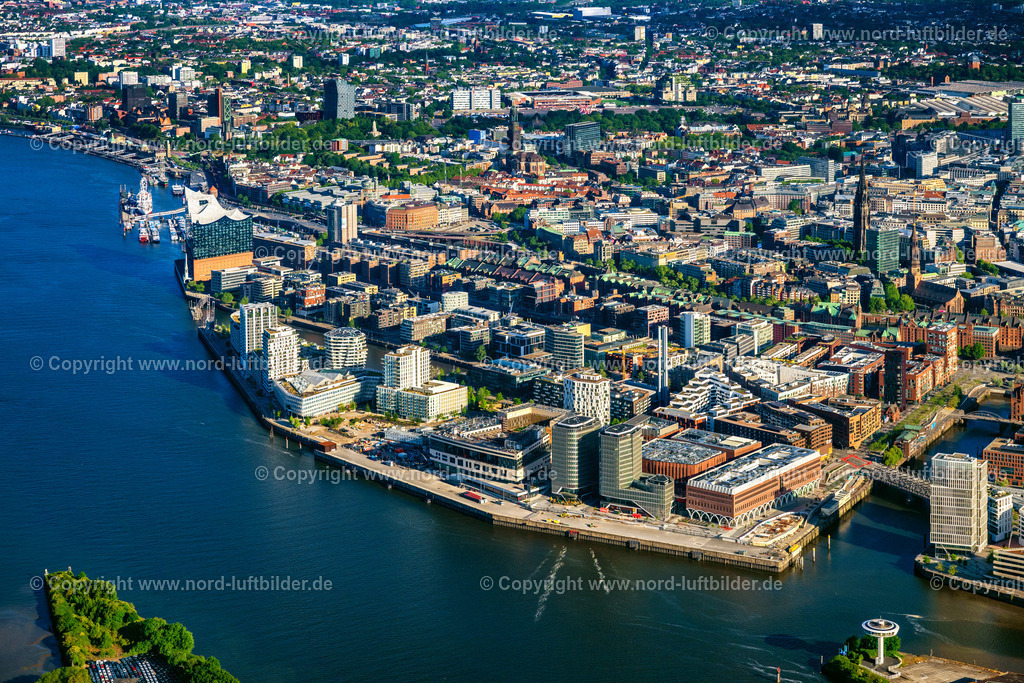 Hamburg_Hafencity_Strandkai_ELS_1773240525 | HAMBURG 24.05.2025 Gebäudekomplexedes am Überseequartier am Chicagokai - Osakaallee im Bereich des ehemaligen Grasbrooks im Ortsteil Hafencity in Hamburg, Deutschland. Weiterführende Informationen bei: CHRISTIAN DE PORTZAMPARC,  Depenbrock Bau GmbH & Co. KG,  F + Z Baugesellschaft, Zweigniederlassung der Hecker Bau GmbH & Co. KG,  Stump-Franki Spezialtiefbau GmbH,  Unibail-Rodamco Germany GmbH,  Unibail-Rodamco ÜSQ Süd Quartiersmanagement GmbH. // Building complex at the Ueberseequartier on Chicagokai - Osakaallee in the area of the former Grasbrook in the Hafencity district of Hamburg, Germany. Further information at: CHRISTIAN DE PORTZAMPARC,  Depenbrock Bau GmbH & Co. KG,  F + Z Baugesellschaft, Zweigniederlassung der Hecker Bau GmbH & Co. KG,  Stump-Franki Spezialtiefbau GmbH,  Unibail-Rodamco Germany GmbH,  Unibail-Rodamco UeSQ Sued Quartiersmanagement GmbH. Foto: Martin Elsen