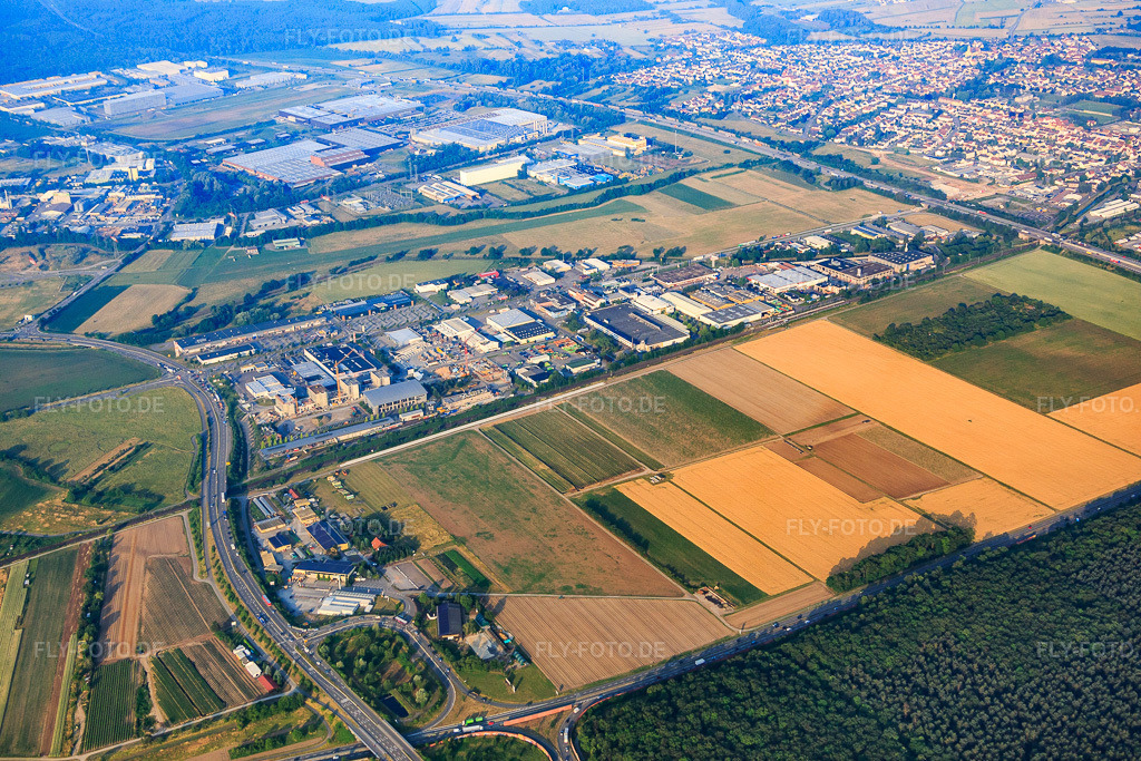 Luftbild: Gewerbegebiet Kammerforststraße von Norden in Bruchsal im Bundesland Baden-Württemberg in Deutschland. Foto: IMG_080471.jpg vom 12.06.2015 durch Werner Riehm/FLY-FOTO.de