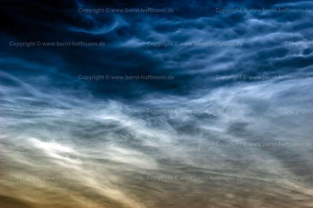 NLC_6613mod2_90x60 | FOTOGRAFIE. Leuchtende Nachtwolken am sommerlichen Firmament. __ Ein klassisches Merkmal dieses Lichtphänomens sind die durch Eisstrukturen hindurch scheinenden Sterne. __ Seitenverhältnis = 3 zu 2. - Realisiert mit Pictrs.com