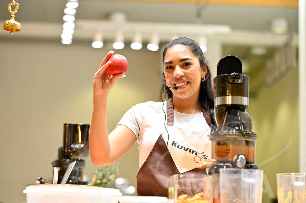 _DWI4018 | Das Herz der internationalen Bio-Branche schlug vom 26.–29.07.2022 für vier Tage in Nürnberg. Die BIOFACH, Weltleitmesse für Bio-Lebensmittel, und die VIVANESS, Internationale Fachmesse für Naturkosmetik, meldet sich mit der einmaligen „Summer Edition“ zurück. Groß war die Wiedersehensfreude der über 24.000 Fachbesucher aus 137 Ländern. Im Fokus: Der persönliche Austausch, Networking und vertiefte Gespräche zu den Themen der Zeit. Aber auch: Neuheiten und Trends entdecken und eintauchen mit allen Sinnen in die Produktvielfalt der 2.276 Aussteller aus 94 Ländern. Nürnberg, 29.07.2022 - Realisiert mit Pictrs.com