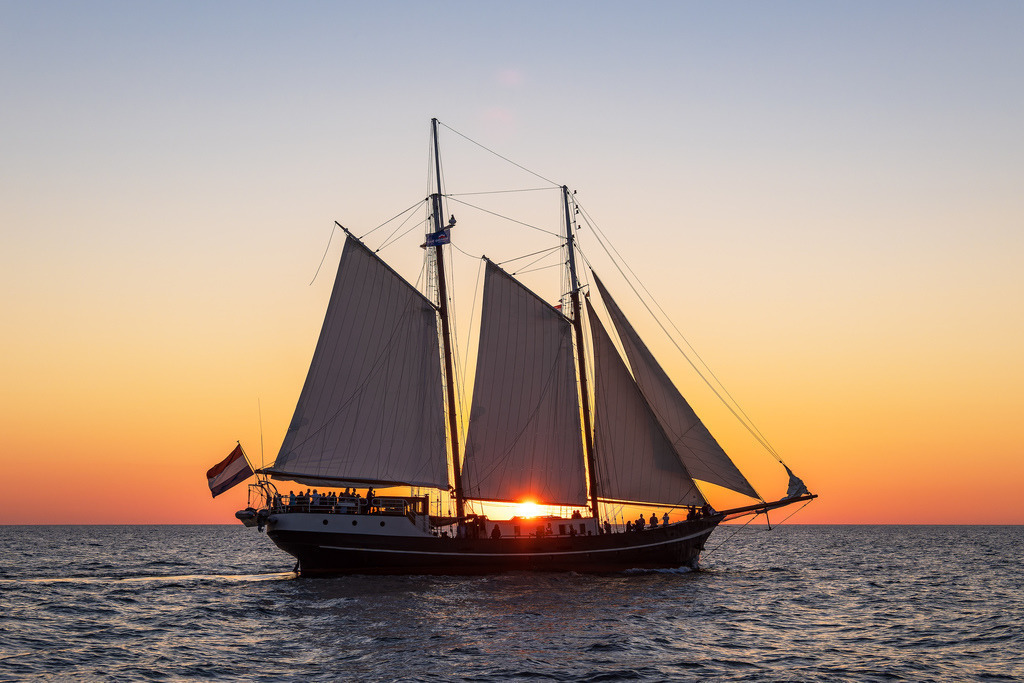 Segelschiff im Sonnenuntergang auf der Hanse Sail in Rostock | Segelschiff im Sonnenuntergang auf der Hanse Sail in Rostock.