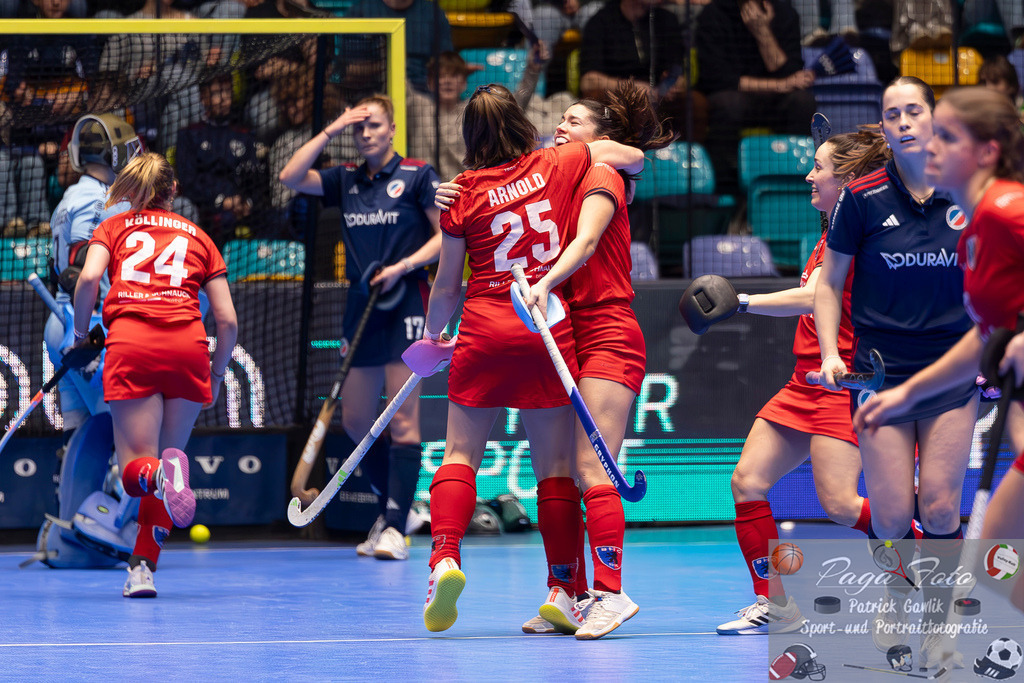 Volvo E.R.B. Final 4 Finale Frauen: Berliner HC - Mannheimer HC, 26.01.2025 | Pahila Arnold (Berliner HC #25) & lilith Ell (Berliner HC #16) bejubeln ein Tor / einen Treffer, Berliner HC - Mannheimer HC, Frankfurt, Süwag Arena, 26.1.2025 - Realisiert mit Pictrs.com