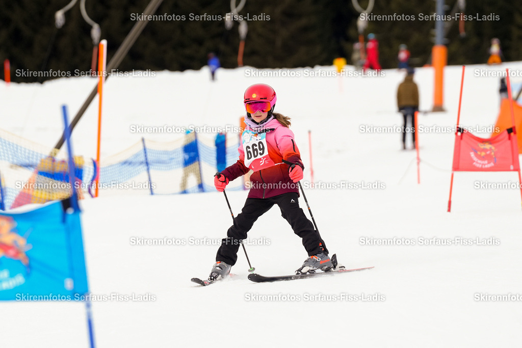 SRF_02.01.2026_0320 | Skirennfotos,Serfaus,Fiss,Ladis,Kinderskirennen,Winter,Tirol,Oberland,skirace,SFL,feelfree,weil wir's genießen,ski,Ski,skifahren,Sonnenplateau, - Realisiert mit Pictrs.com