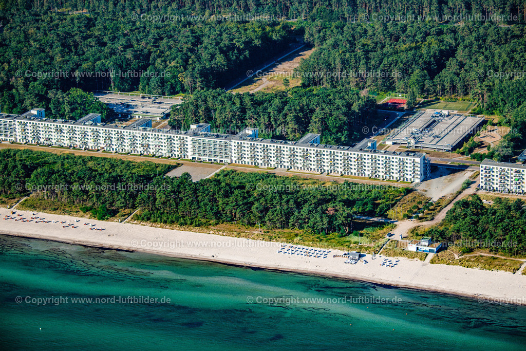 Binz_Prora_ELS_4606100822 | PRORA 10.08.2022 Gebäudekomplex der ehemaligen KdF Anlage " Koloss von Prora " im Ortsteil Prora in Binz im Bundesland Mecklenburg-Vorpommern. Das ehemalige KdF Bad Prora und die ehemaligen NVA - Kasernenanlagen werden zu einer attraktiven Eigentumswohnanlage mit Ferienwohnungen am Strand der Ostsee umgebaut, modernisiert und saniert. // Building complex of the former military barracks " Koloss von Prora " in Prora in the state Mecklenburg - Western Pomerania. Foto: Martin Elsen