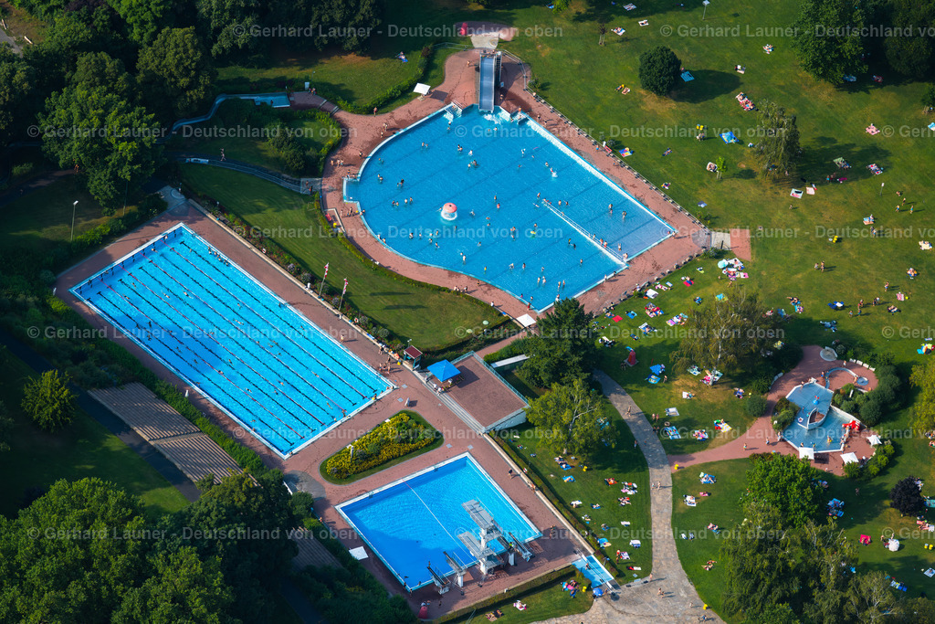4047706 | WüRZBURG 21.08.2021 Offenes Schwimmbecken des Freibades " Dallenbergbad " an der König-Heinrich-Straße im Ortsteil Steinbachtal in Würzburg im Bundesland Bayern, Deutschland. Weiterführende Informationen bei: Dallenbergbad,  Würzburger Versorgungs- und Verkehrs-GmbH. // Swimming pool of the " Dallenbergbad " on Koenig-Heinrich-Strasse in the district Steinbachtal in Wuerzburg in the state Bavaria, Germany. Further information at: Dallenbergbad,  Wuerzburger Versorgungs- und Verkehrs-GmbH. Foto: Gerhard Launer