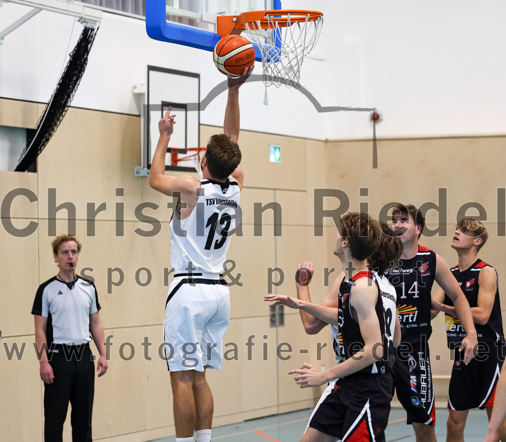 2022-10-16_039_TSV_Vaterstetten_gegen_Baskets_Vilsbiburg_2 | Vaterstetten, Deutschland, 16.10.2022:
Basketball, Bayernliga Herren Südost 2022 / 2023, 1. Spieltag, TSV Vaterstetten gegen Baskets Vilsbiburg 2, Endergebnis: 83:64

Konstantin Huber (TSV Vaterstetten, #13)

Foto: Christian Riedel / fotografie-riedel.net
