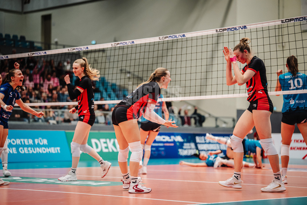 Volleyball | Frauen | Saison 2025/2026 | Volleyball Bundesliga | ETV Hamburger Volksbank Volleys vs. VC Wiesbaden | 14.03.2026 | Jubel beim ETV, v.l. Sarah Stiriz (#4, ETV Hamburger Volksbank Volleys), Alexa Sophie Thaden (#15, ETV Hamburger Volksbank Volleys), Zoe Konjer (#8, ETV Hamburger Volksbank Volleys) und Leonie Körtzinger (#7, ETV Hamburger Volksbank Volleys)