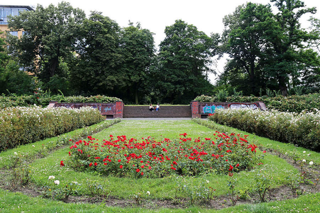Mariannenpark - Rosengarten | Entdecke über 20 Kategorien Leipzig-Motive: Foto-Downloads, hochwertige Poster, Leinwand- & Fine-Art-Prints. Jetzt Lieblingsfoto im Bildlexikon Leipzig Shop bestellen!