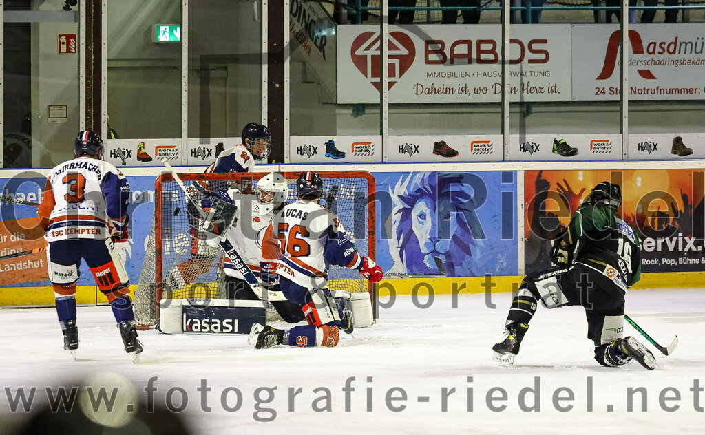 2023-03-07_065_TSV_Erding_gegen_ESC_Kempten | Erding, Deutschland, 07.03.2023:
Eishockey, Bayernliga Playoffs 2022 / 2023, Viertelfinale, TSV Erding gegen ESC Kempten, Endergebnis: 9:3

Timo Schirrmacher (ESC Kempten, #3), Wayne Lucas (ESC Kempten, #56), Torwart David Blaschta (ESC Kempten, #1), Daniel Krzizok (Erding Gladiators, #18)

Foto: Christian Riedel / fotografie-riedel.net