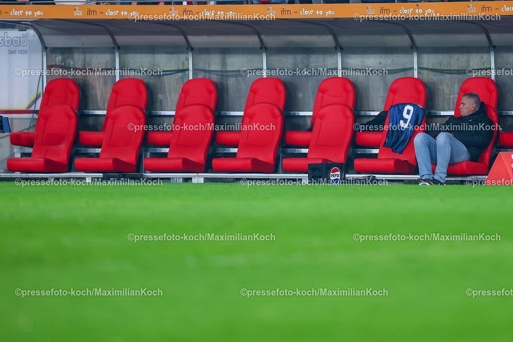 RWE04032602112 | 2026.03.04, Fußball, 3.Liga Herren, Rot-Weiss Essen -  SV Waldhof Mannheim, Stadion Hafenstraße, 27.Spieltag, Saison 2025 / 2026: Spielunterbrechung nach Böllerwirf - Die Spieler haben zwischendurch das Spielfeld verlassen. Leere Sitzplätze auf der Mannschaftsbank  DFB regulations prohibit any use of photographs as image sequences and or quasi-video.