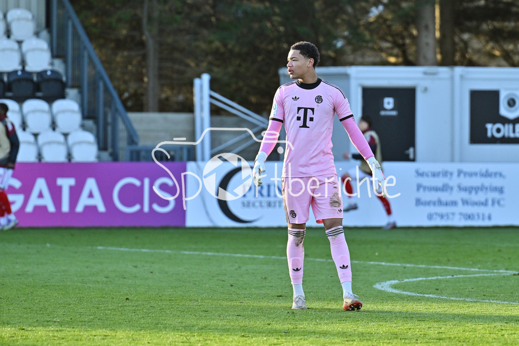 Arsenal London U19 - FC Bayern München U19 | BOREHAMWOOD, ENGLAND - 26. NOVEMBER: Im Bild Leonard PRESCOTT (FC Bayern München U19 1) / Einzelfoto / Freisteller beim Ligaspiel zwischen der U19 von Arsenal London und der U19 des FC Bayern München am 5. Spieltag der UEFA Youth League im Meadow Park am 26.11.2025