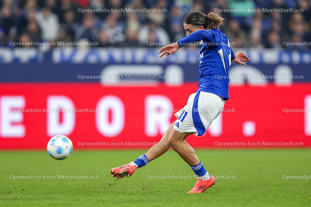Schalke29112401053 | 29.11.2024, Fußball, FC Schalke 04 - 1. FC Kaiserslautern, 2. Fußball Bundesliga, Veltins-Arena Gelsenkirchen, Saison 2024 2025: Taylan Bulut (S04 #31)DFB regulations prohibit any use of photographs as image sequences and or quasi-video.
