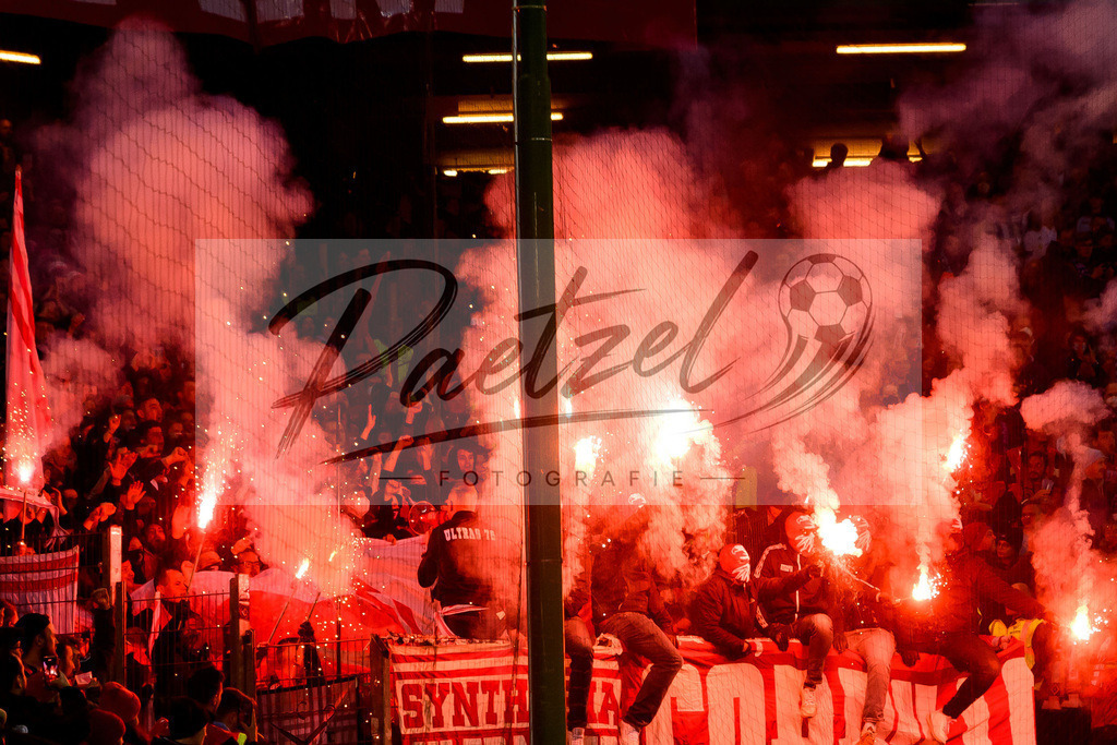 HSVSCF20220419_431 | Fussball, Herren: . Fans von SC Freiburg mit Pyrotechnik beim DFB-Pokal-Halbfinalspiel zwischen Hamburger SV und SC Freiburg im Volksparkstadion am 19.04.2022 in Hamburg, Deutschland.DFB / DFL REGULATIONS PROHIBIT ANY USE OF PHOTOGRAPHS AS IMAGE SEQUENCES AND/OR QUASI-VIDEO. - Realisiert mit Pictrs.com
