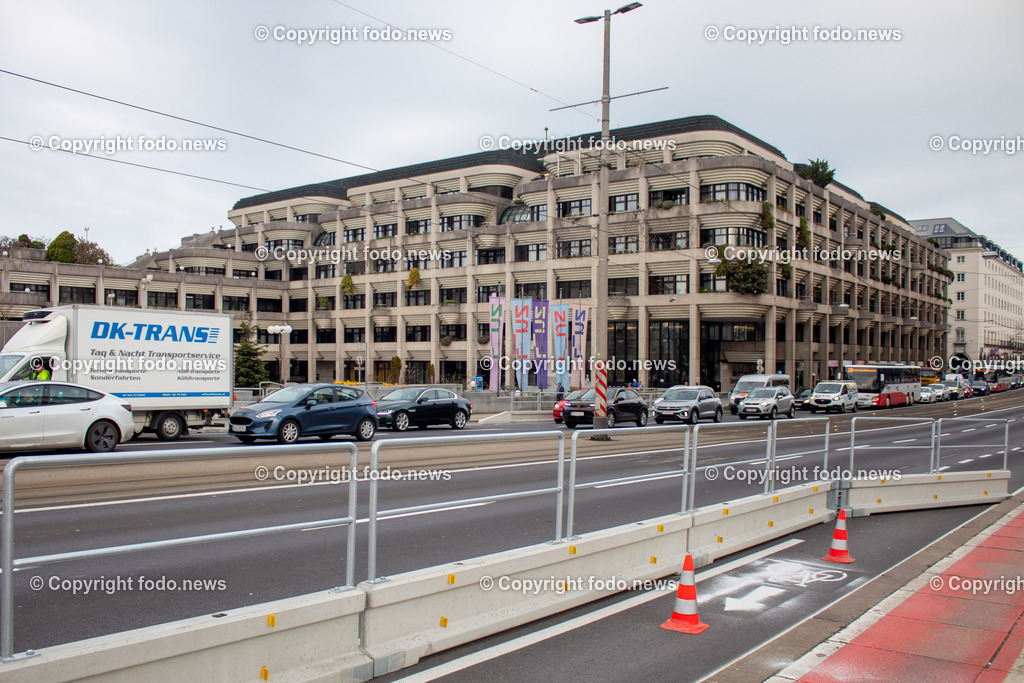 Linz_ Verkehr_ 02.04.2025-13 | 02.04.2025, LINZ, AUT, im Bild Themenbild, Verkehr, Stau, KFZ, Bruecke, Nibelungenbruecke, Auto Radweg, Markierung, Radwegmarkierung, Farbe, Piktogramm, Symbol 