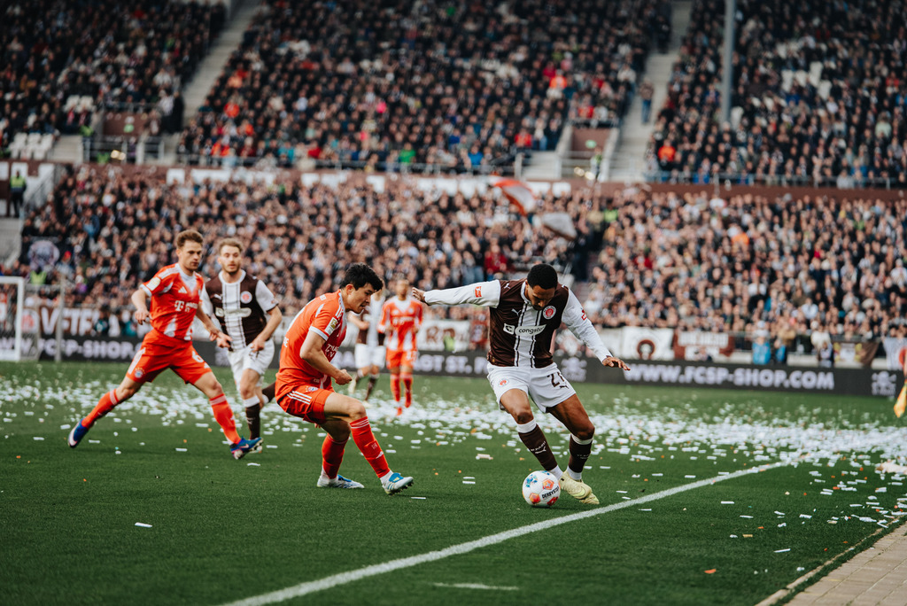 _STP2211 | Der offizielle Shop für FC St. Pauli Fotos. Wähle aus Spielszenen & Fanmomenten dein FCSP Wunschformat. Wir liefern Millerntor-Atmosphäre.
