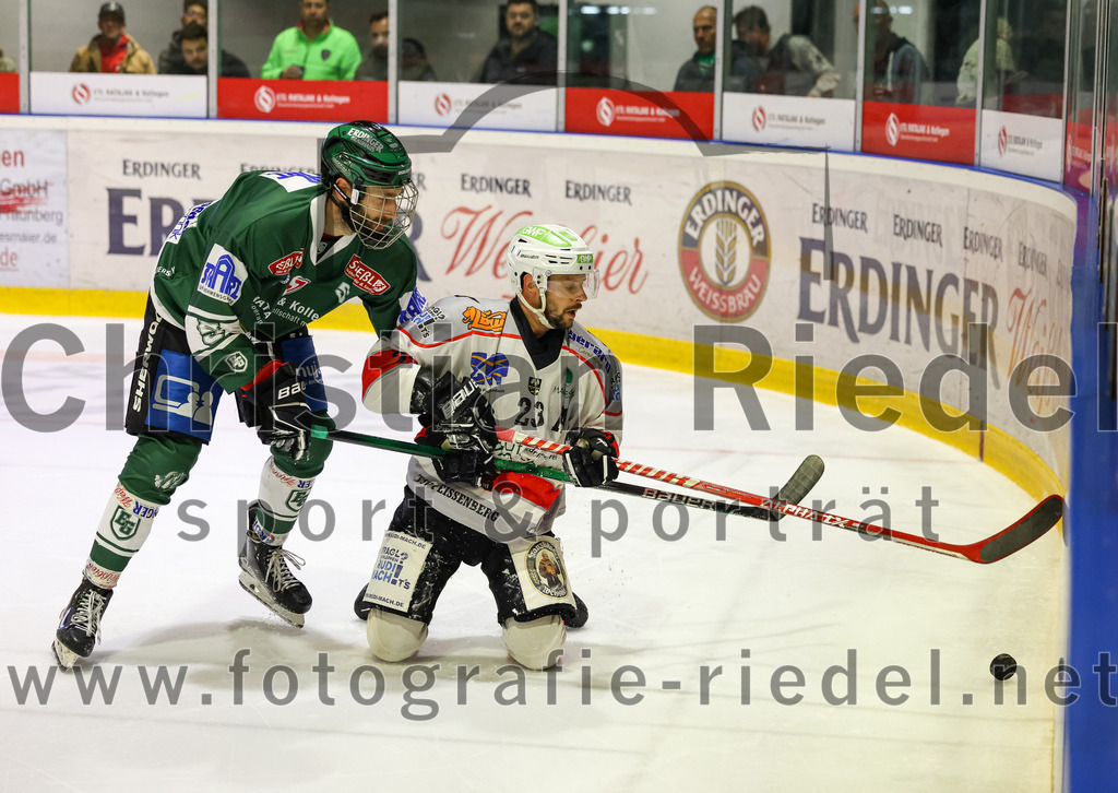 2023-10-29_051_TSV_Erding_gegen_TSV_Peissenberg | Erding, Deutschland, 29.10.2023:
Eishockey, Bayernliga Vorrunde 2023 / 2024, 5. Spieltag, TSV Erding gegen TSV Peißenberg, Endergebnis: 

Florian Zimmermann (Erding Gladiators, #5), Dejan Vogl (TSV Peissenberg, #23)

Foto: Christian Riedel / fotografie-riedel.net