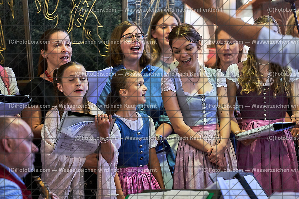 ALS2739_PfarrFirmung Wieselburg_Firmlinge im Chor | (C)FotoLois.com, Alois Spandl, Firmung in der Pfarrkirche Wieselburg mit Generalvikar Dr. Christoph Weiss, Dechant Pfarrer Daniel Kostrzycki und Monignore Franz Dammerer, Sa 15. Juni 2024.