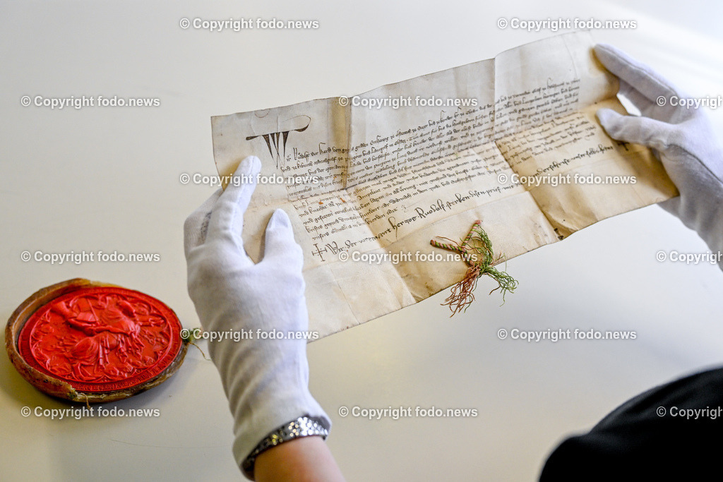 Stadtarchiv Linz_ Urkunden_ 28.04.2023-2 | 28.04.2023,Linz, AUT, Neues Rathaus, Stadtarchiv, im Bild Urkunde Rudolf IV. der Stifter, 31. Maerz 1362 und anhaengendes Reitersiegel, Verleihung des Bannmeilen- und Repressalienrechts
