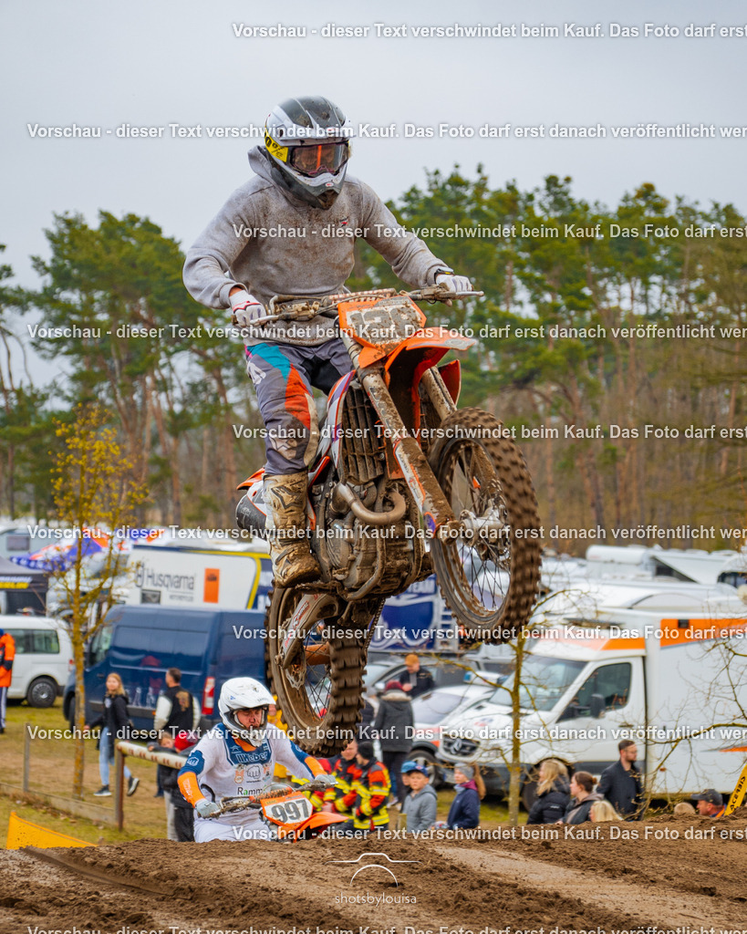 20260412_MCCBensdorf-0545 | Sportfotografin aus Berlin-Brandenburg mit Fokus auf Motocross. Ich halte deine sportliche Leistung und echte Emotionen auf und neben der Strecke professionell fest. Entdecke die Fotos von deinem Rennen und bestelle sie direkt hier im Shop.