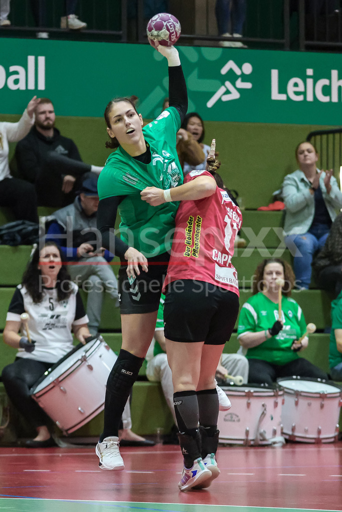 Handball, 2. Bundesliga Frauen, SV Werder Bremen - Füchse Berlin | v.li.: Anna Lena Bergmann (SV Werder Bremen, 25) und Angela Cappellaro (Füchse Berlin, 17) im Zweikampf, Duell, Spielszene, Aktion, Action