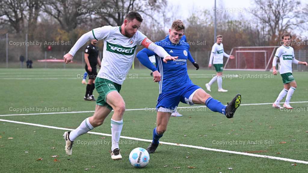 PSV Neumünster vs Oldenburger SV | Fyn Claasen (PSV #23) / Lucas Irmler (Oldenburg #19)Fußball-Oberliga Männer 2024/2025 / PSV Neumünster vs Oldenburger SV / Kunstrasenplatz Städtisches Stadion / Neumünster / 23.11.24 - Realisiert mit Pictrs.com