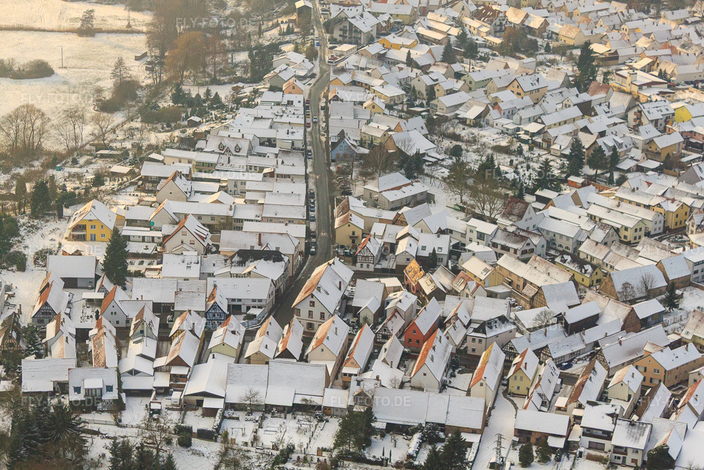 Luftbild: Bahnhofstraße im Winter bei Schnee in Jockgrim im Bundesland Rheinland-Pfalz in Deutschland. Foto: IMG_35780.jpg vom 04.12.2010 durch Werner Riehm/FLY-FOTO.de