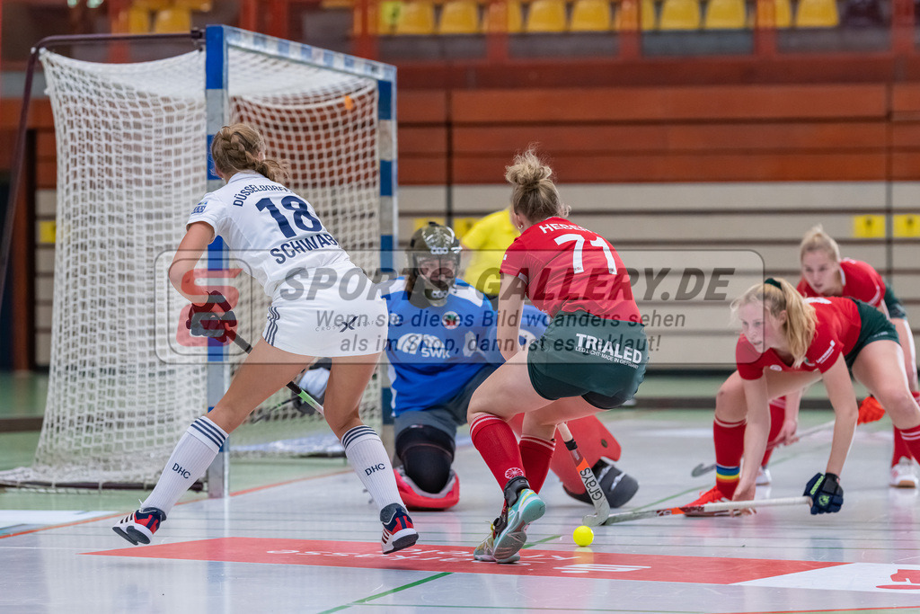HK_20221126_101709 | 1. Bundesliga ( Halle ) Damen Crefelder HTC - Düsseldorfer HC am 27.11.2022 Crefelder HTC, Krefeld , Sophia Schwabe ( Düsseldorfer HC #18 ) , Hebert Myrthe ( Crefelder HTC #71 )