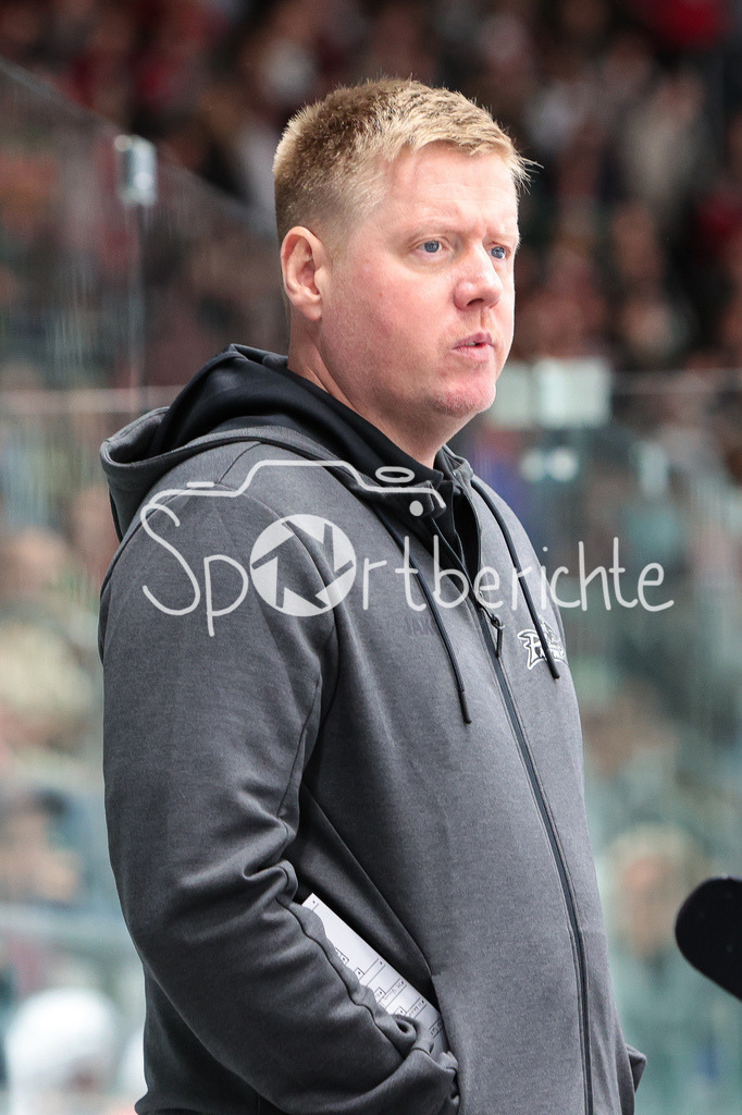 Augsburger Panther - Klagenfurter AC | Panther Trainer Peter Russell an der Bande in Aktion / Freisteller / Einzelfoto